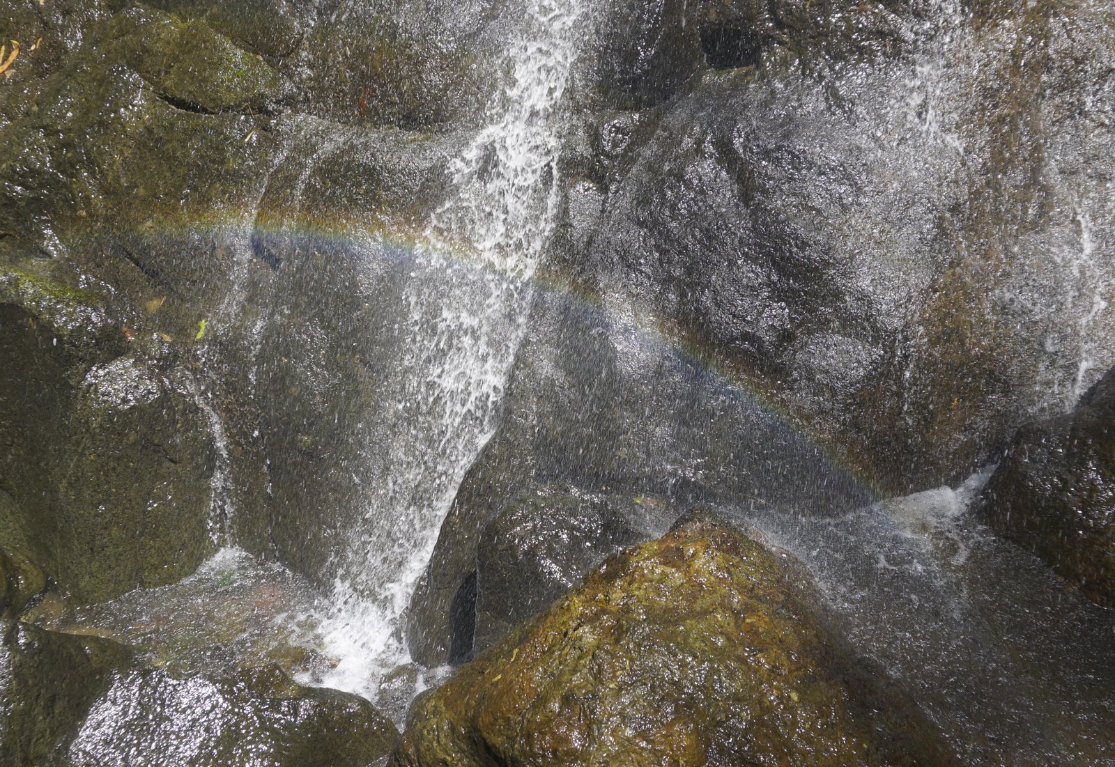 Pelangi di Air Terjun Kedua Sapanna